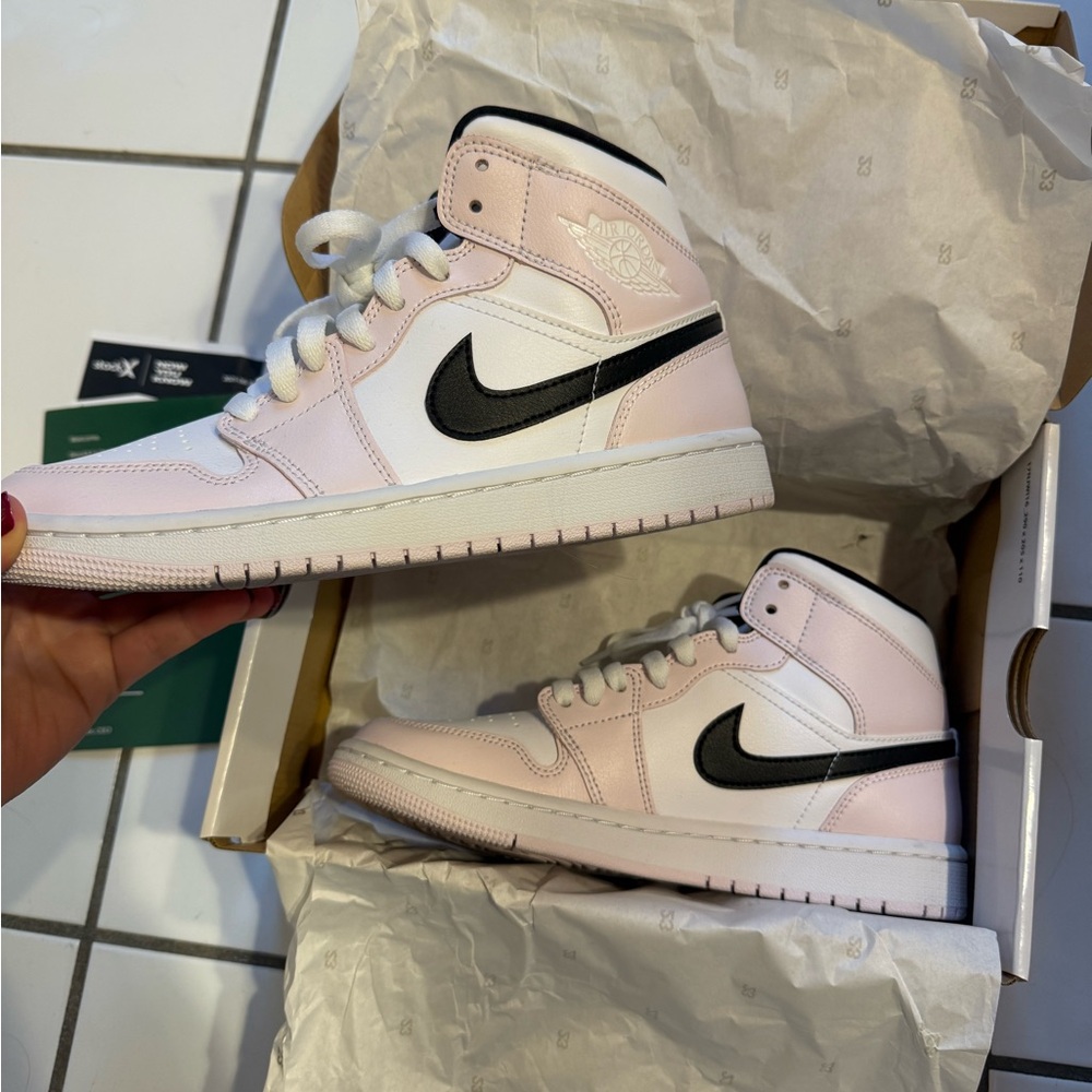 Nike Jordan Women’s Air Jordan 1 Mid Light Violet/Black-White